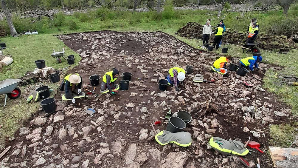 Arkeologer gräver ut öländsk fornborg